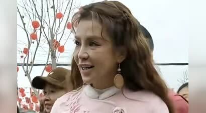 央视主持人朱迅近照曝光，断崖式衰老，下巴好尖，过度医美翻车了