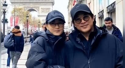 李连杰和利智合照曝光 才发现他们已老的难以想象，送女儿百万豪车