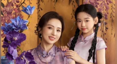 董璇小酒窝同框穿旗袍！母女贴贴好有爱