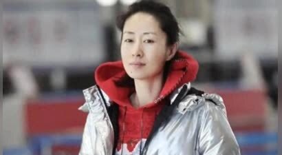 49岁刘敏涛把羽绒服玩明白了！不靠裙子不装嫩，三套穿搭帅得发光