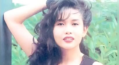 58岁江欣燕近况断崖衰老！印堂发黑暴瘦出尖下巴，撞脸日本首相