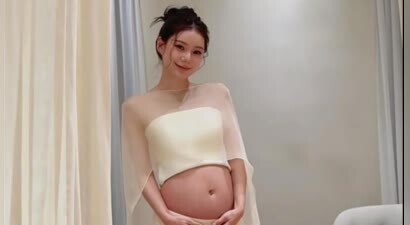 马筱梅拍孕妇写真，露出大孕肚后惹来不少争议！网友：铁定是女孩