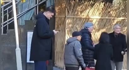 姚明陪父母上海探亲，穿一身黑衣又高又壮，目测体重得有400斤！