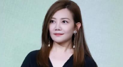 47岁梁静茹厦门开演唱会，脸肿腰粗还有双下巴，状态老到不敢认