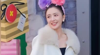 42岁佟丽娅在美国过元旦！脸浮肿眼角皱纹多，发际线植发痕迹明显