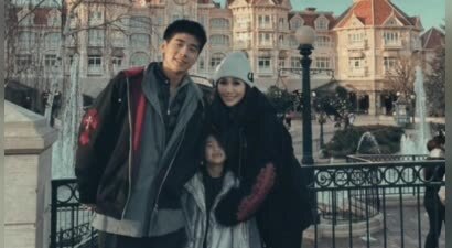 何超盈在法国温馨跨年，小7岁丈夫罕露脸，一家人合照女儿像父亲