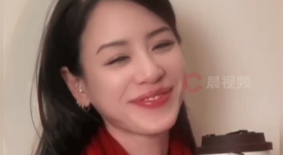 38岁江语晨重现广告名场面 手捧奶茶温柔微笑