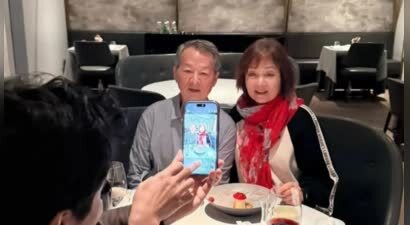 陈乔恩带老公和父母聚餐，Alan负责给岳父岳母拍照，妥妥的好女婿