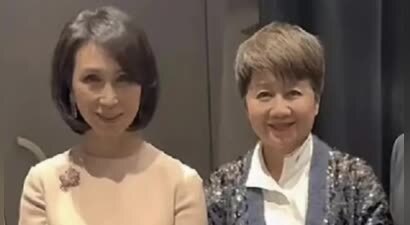 梁安琪何超凤同框差距明显，年龄同样60多岁，前者气血足后者干瘪