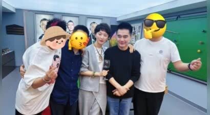 许亚军回北京和好友聚餐，老婆张澍打扮洋气很时髦，夫妻俩开怀大笑