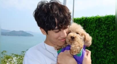 李克勤18岁长子回香港探亲，全家外出吃火锅，卢淑仪搭肩俩子合照