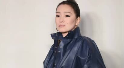 巩俐穿牛仔衣现身品牌活动，气场全开又酷又飒