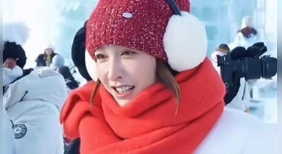 42岁吴昕现身哈尔滨：棉帽子+羽绒服+阔腿裤，保暖又时髦，像30岁