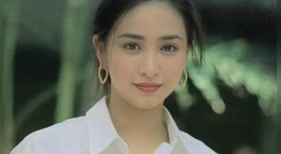 56岁吴婉芳简直冻龄美人，嫁百亿富豪独宠30年，儿媳是霍启刚堂妹