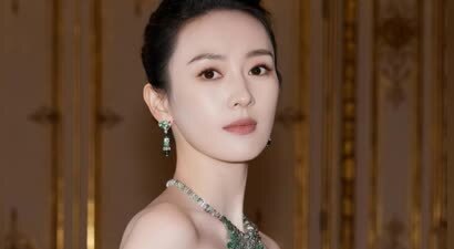 童瑶前凸后翘，身穿抹胸长裙气场强大，干练不失女人味！