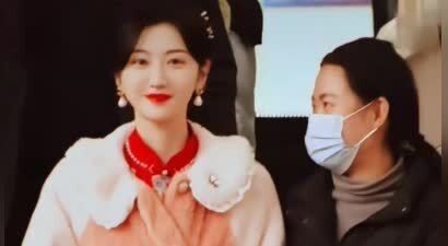 景甜下车瞬间美翻，盘发簪饰搭粉绒外套，网友：气质优雅，美到失语