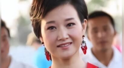 事实证明，销声匿迹的宋祖英，早就已经走上了另一条康庄大道