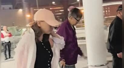 60岁谷德昭近况曝光！身体暴瘦需要拄拐，比他小16岁女友却似少女