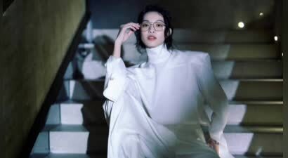 钟楚曦白色系穿搭，戴无框眼镜高智感拉满