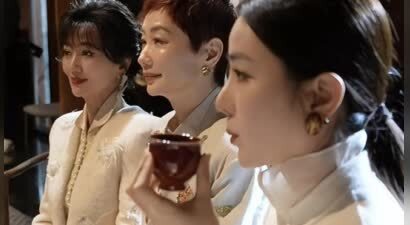 73岁还在拼，40岁已算嫩？ 当赵雅芝和李思思再同框，输赢早就和颜值无关了