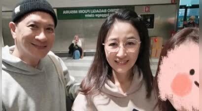 61岁关咏荷与丈夫张家辉穿情侣卫衣，气质特别好，看起来都很年轻