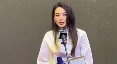 舒淇皮衣改短裙领奖！49岁穿白衬衫的松弛感太妙了