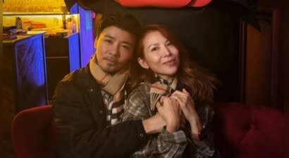 蔡少芬张晋庆祝结婚18周年 搞怪亲吻满脸幸福