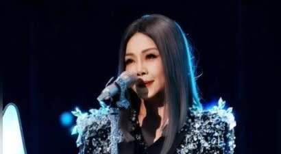 59岁田震近况曝光，戴假发化清纯妆，优雅现身和之前简直判若两人