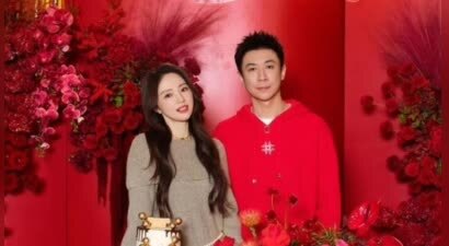 董璇给二婚老公庆生，张维伊都快把董璇给啃了，实在是太夸张了