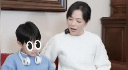 杨乐乐晒与儿子合拍视频 沐沐伶牙俐齿似缩小版汪涵