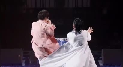 阿信回应演唱会被衣服绊倒：我真的没事依然唱的很来劲