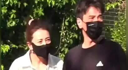 高圆圆赵又廷街头遛弯照刷屏，结婚 9 年仍手挽手，素颜状态太绝