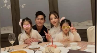 方媛带俩女儿逛街太喜庆！一家人低调看画作，郭富城穿帆布鞋节俭