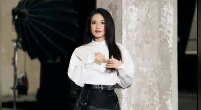 舒淇获“年度电影人”优雅亮相 黑白穿搭气场全开