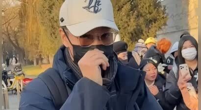 辛柏青现身春晚彩排，穿棉衣戴口罩身形消瘦，模样憔悴的让人心疼