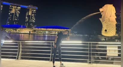 关晓彤晒日常随拍，新加坡边看风景边夜跑悠闲惬意