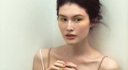 何穗晒产后居家日常！逗儿子玩、累了躺沙发等老公做饭，不离咖啡