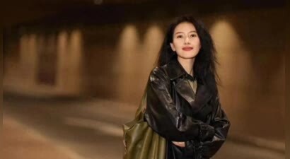 46岁高圆圆的中年穿搭真高级！皮大衣+百褶裙+马丁靴，时髦又洋气