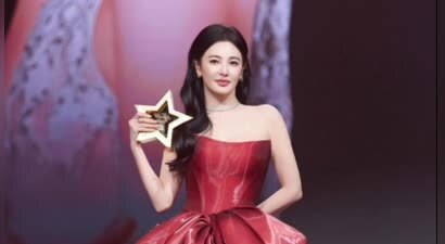 张雨绮这身红裙太有气场了！抹胸设计+大蝴蝶结，女王范儿十足