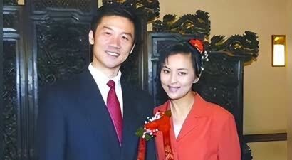 他长得高大帅气，娶黄志忠前妻何音，将继子视如己出，婚后无儿女