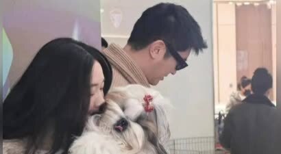杜江夫妇带宠物狗参加犬展 霍思燕皮草造型贵气十足