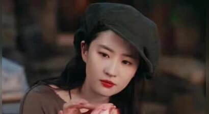 38岁刘亦菲近况曝光，全网羡慕：不恋爱、不合群，养了60只猫！