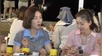 40岁王丽坤浙江苍南街头吃大排档，巴掌脸天鹅颈状态像少女，状态差距引争议