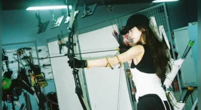 娜扎穿黑背心射箭手臂线条吸睛