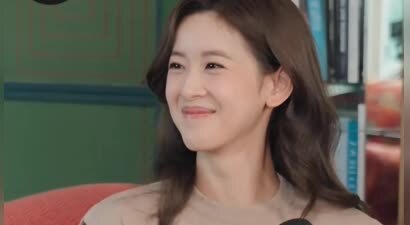 章泽天首录播客，小飞袖上衣配阔腿裤很大方，烫大波浪也不显成熟