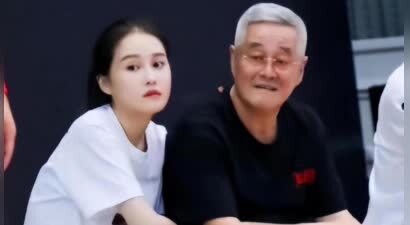 钱再多有什么用？一把年纪还得陪女儿直播，赵本山女儿太坑爹