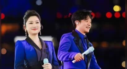 风波仅7个月，官媒高调官宣凤凰传奇喜讯，让王小玮和乐坛沉默了.