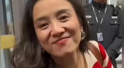 偶遇宋佳机场素颜！法令纹明显皮肤松弛，岁月痕迹藏不住