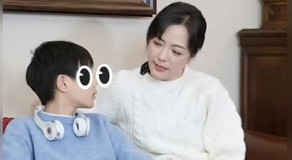 杨乐乐儿子首出镜，11岁沐沐穿蓝色针织衫清爽帅气，正脸像汪涵
