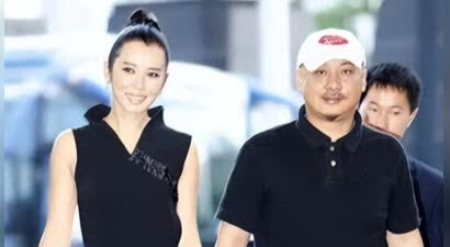 她和导演同居12年被抛弃，将黄渤亲到害羞，如今却活成大女主！